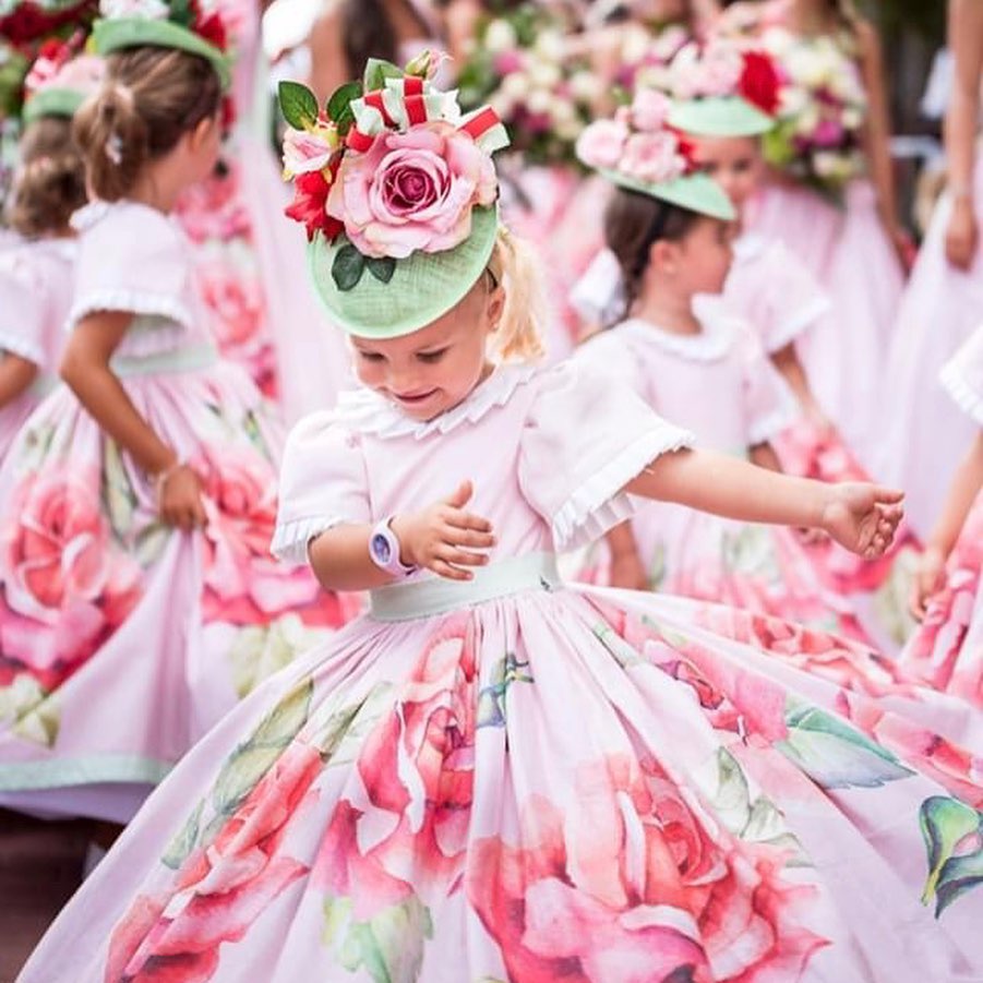 Festa da Flor 2020 Na Maderze aktualnie odbywa się święto kwiatów. Na każdym kroku można spotkać dzieci i kobiety ubrane w piękne kwiatowe suknie , które bawią przybyłych gości i turystów.Oczywiście wszystko z zachowaniem środków ostrożności tak aby każdy mógł cieszyć się tymi wspaniałymi występami i tańcami.Zapraszamy na wyjątkowe momenty☀️💃☀️