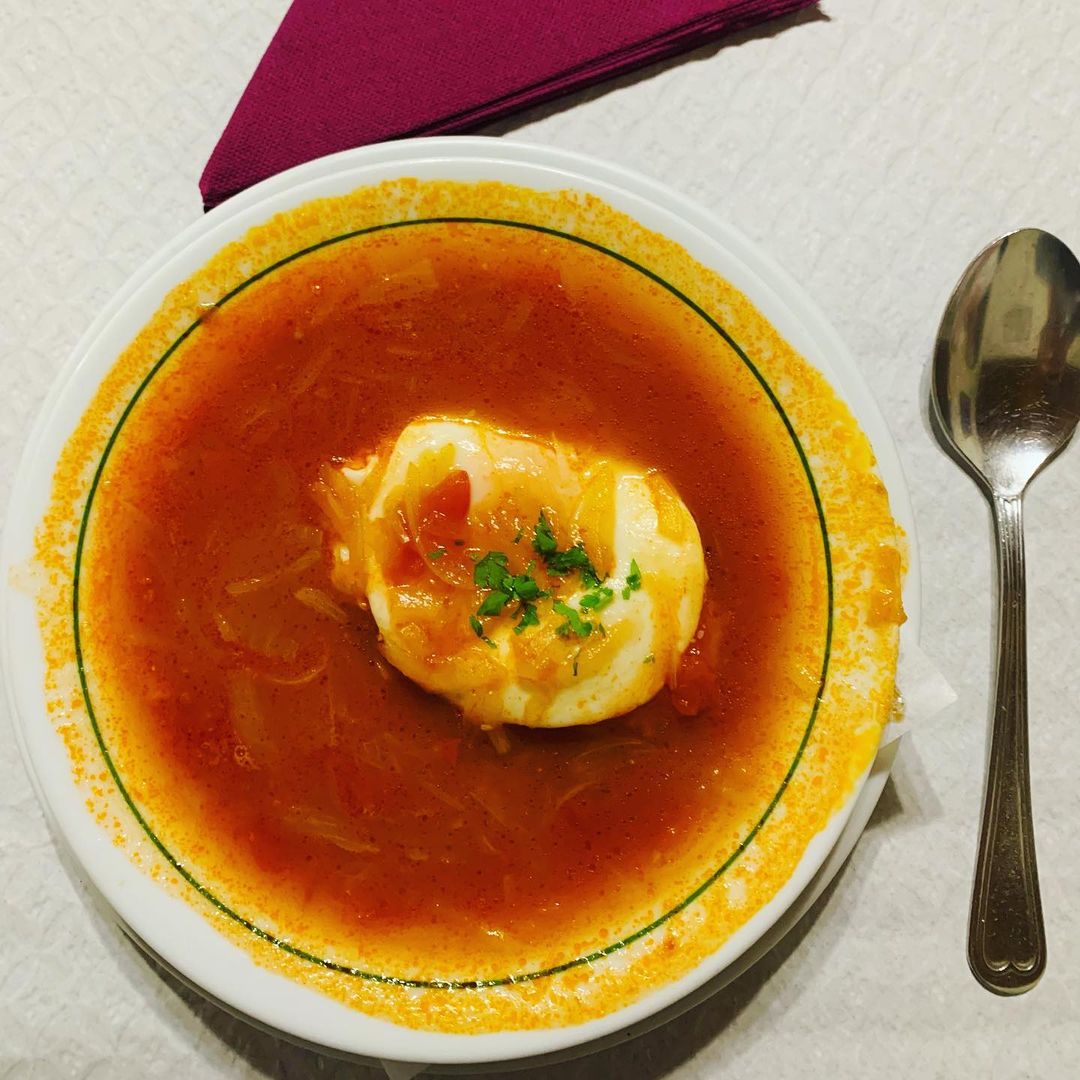 Tradycyjna maderyjska pomidorowa zupa z cebulą i jajkiem. Mniam😋Smacznego😋Bom apetite 😋