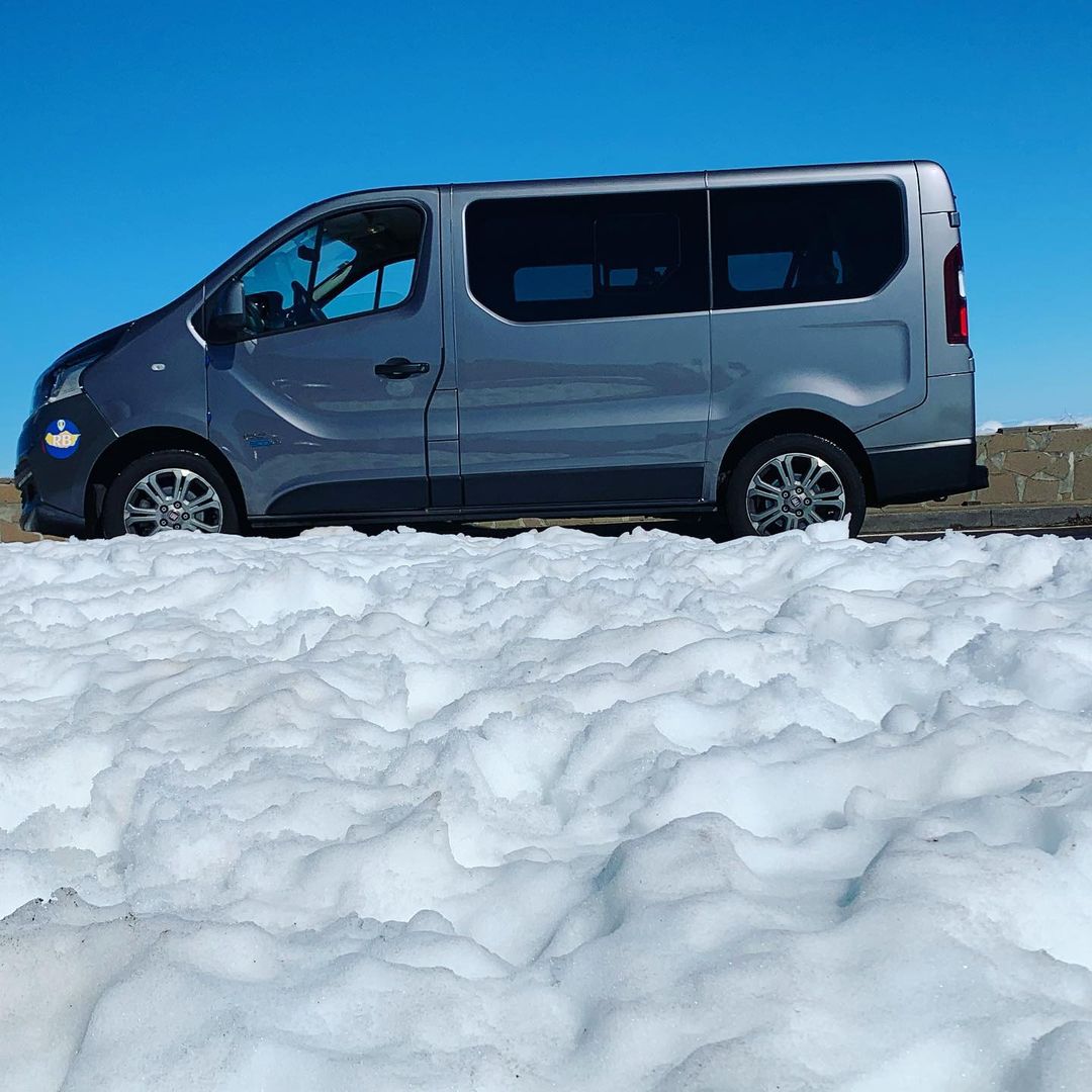 Śnieg na Pico do Arieiro na Maderze.  Pułap chmur na 1500m a ponad chmurami piękne słońce i resztki śniegu.