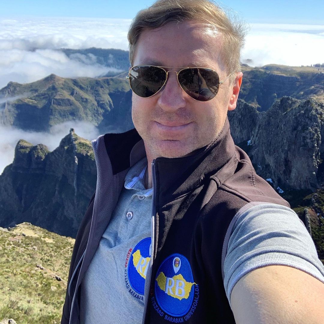 Wycieczki z polskim przewodnikiem po Maderze. Dzisiaj podczas wycieczki Wschodniej dotarliśmy na dach wyspy , gdzie mieliśmy przepiękne zjawisko morza chmur poniżej szczytów. Pico do Arieiro 1810 m