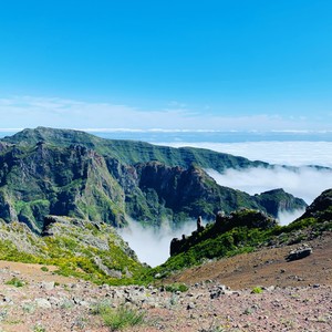 Widok na Pico Ruivo 1862 m z Pico do Arieiro 1810 m
Wycieczka Wschód
Dzisiaj przepiękna pogoda i fascynujące widoki z morzem chmur poniżej szczytów .
Zapraszam ☀️⛰☀️
#maderaryszardbaraban #madeira #picodoarieiro #picoruivo #visitmadeira #madera #przewodnik #wycieczki #instatravel #travelgram #portugalia #portugal #polskadziewczyna #polskichlopak #warsawgirl #warsawboy #góry #widoki #natura #nature #photo #photooftheday