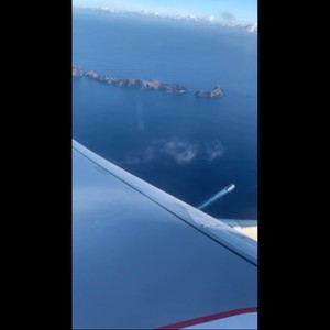 Widok z lotu żelaznego ptaka na półwysep świetego Wawrzyńca - São Lourenço w całej jego okazałości .
Samoloty z turystami przybywającymi na Maderę jak i odlatujacymi mogą podziwiać to cudo natury .
Zapraszamy Wszystkich bardzo serdecznie do odwiedzenia cudownej, zielonej i kolorowej Madery przez cały rok.
#maderaryszardbaraban #madera #madeira #visitmadeira #przewodnik #guide #wyspa #travelgram #instatravel #ryszardmadera #portugal #portugalia #polskadziewczyna #polskichlopak #wycieczki