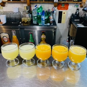 Poncha, tradycyjny napój alkoholowy wymyślony przez rybaków -Pescador. Jedyna Poncha, która nie ma miodu w swoim składzie, którą wykonuje się odmiennie od pozostałych .Osobiście najpyszniejsza😋.
Pozostałe Poncha zawierają w sobie miód i występują w wielu smakach owocowych.
Oczywiste jest to, że każda ma w sobie Rum z trzciny cukrowej.
Moim ulubionym miejscem to Bar Boca da Encumeada na przełęczy Encumeada 1007 m.
Moi goscie kosztują podczas wycieczki Zachod.
#maderaryszardbaraban #przewodnik #madera #ryszardmadera #wycieczkipomaderze #madeira #madeiraisland #visitmadeira #poncha #travelgram #instatravel #portugal #portugalia #polskiprzewodnik #smaki #polskadziewczyna #polskichlopak #warsawgirl #warsawboy #wakacje