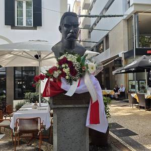 11 listopada to radosne święto – Polska po 123 latach odzyskała niepodległość. Aby upamiętnić ten dzień, wielu Polaków na Maderze złożyło kwiaty pod pomnikiem Marszałka Piłsudskiego.
Moja żona Ewa Brok de Baraban również złożyła kwiaty z grupą polskich turystów.