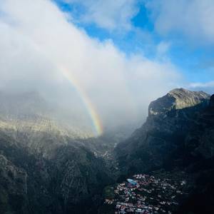 Widok z Eira do Serrado 1096 m na Dolinę Zakonnic
#maderaryszardbaraban #polskiprzewodnikpomaderze #madera #wycieczki #eiradoserrado